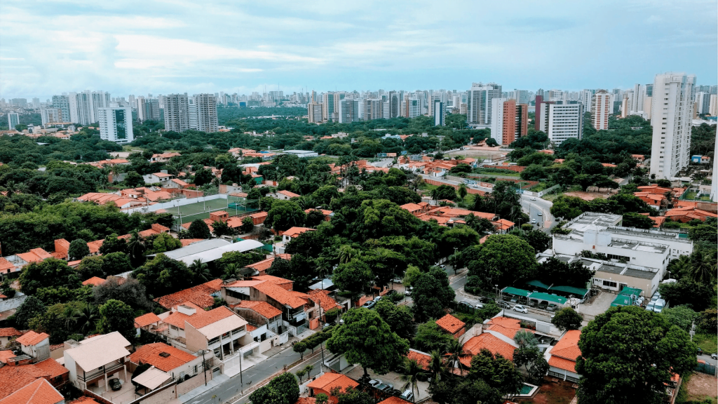 vista da cidade de fortaleza com copas verdes das árvores