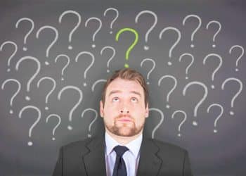 homem em dúvida sobre o mercado imobiliário